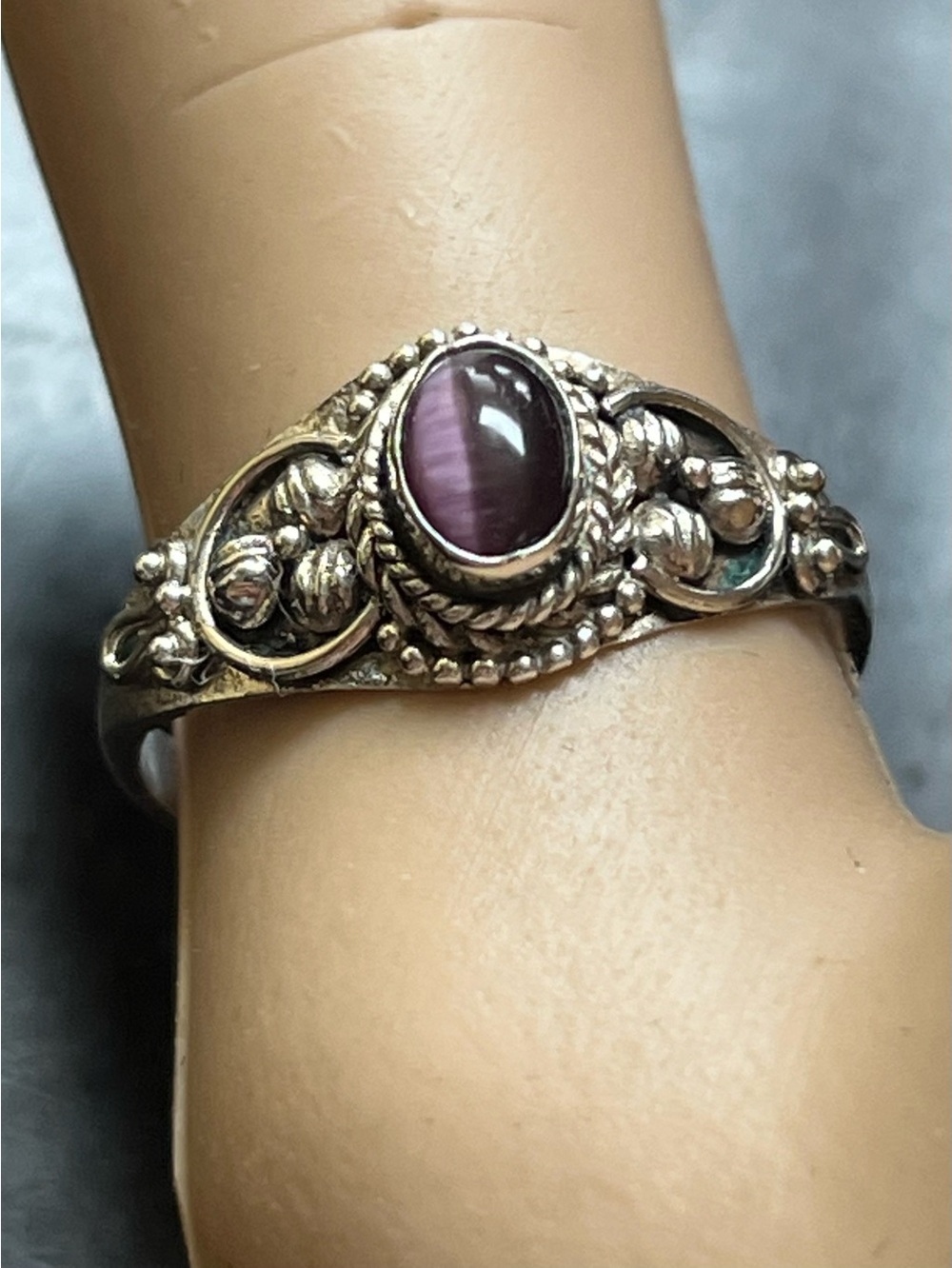 L75: Sterling Silver Purple Cat's Eye Oval Ring - sz 8 - topaz gem